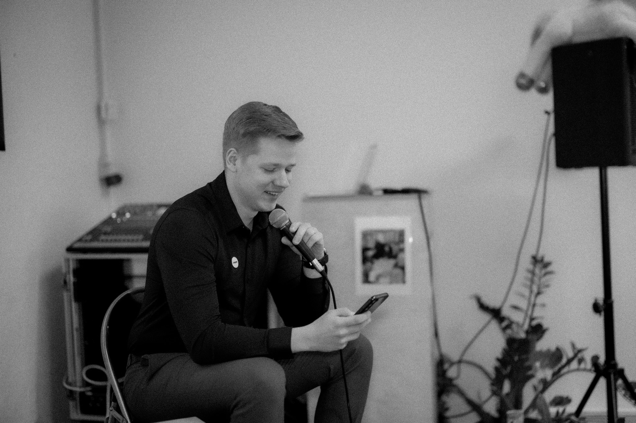 A speaker with a microphone during a learning session
